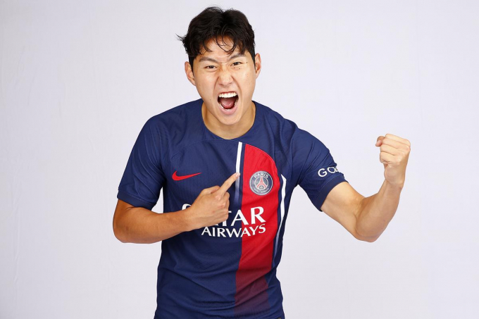 이강인이 프랑스 프로축구 파리생제르맹(PSG)와 입단 계약을 맺었다. 사진은 이강인이 PSG 유니폼을 입고 포즈를 취하고 있다. /사진= PSG 홈페이지