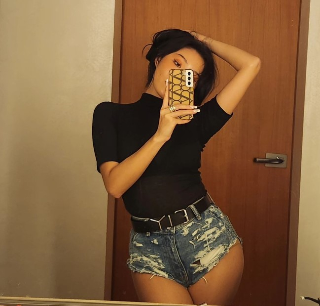 외설 퍼포먼스 논란에 휩싸인 걸그룹 마마무 멤버 화사가 학부모 단체에 고발당했다. /사진=화사 인스타그램