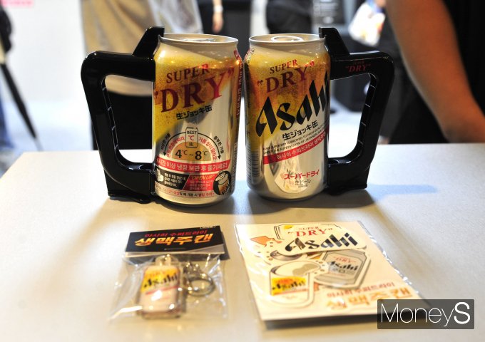 생맥주캔 전용 핸들, 아사히 생맥주캔 키링, 아사히 스티커/사진=장동규 기자