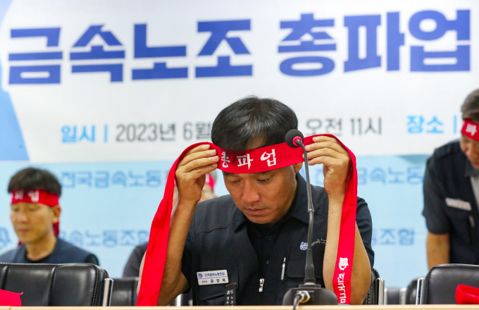 현대차 노조가 금속노조의 총 파업에 12일 부분 파업으로 동참해 생산차질이 우려된다. 사진은 윤장혁 금속노조 위원장이 최근 서울 중구 금속노조 사무실에서 열린 총파업 선언 기자회견에 나섰던 모습. /사진=뉴시스