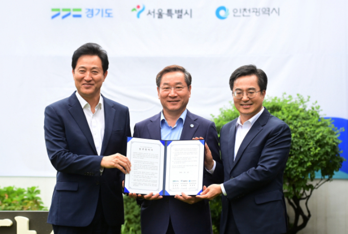 김동연 경기도지사(오른쪽)가 11일 수원시 도담소에서 열린 '수도권 공동생활권 협력을 위한 경기-서울-인천 업무협약식'에서 오세훈 서울시장(왼쪽), 유정복 인천시장과 기념촬영을 하고 있다. / 사진제공=경기도