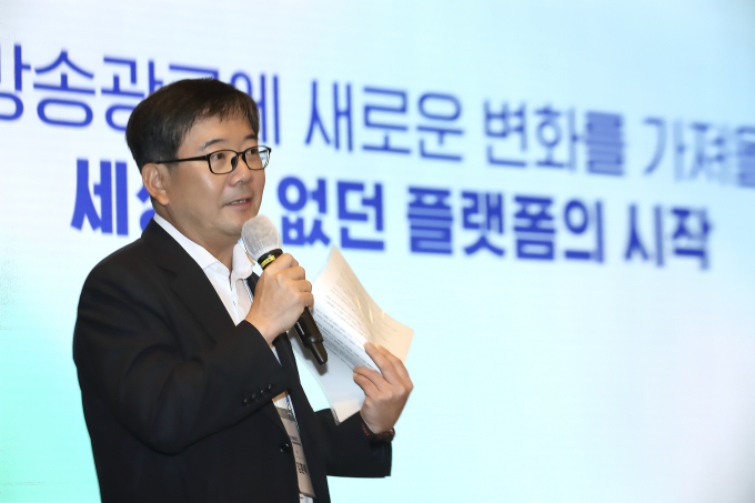 KT는 국내 1위의 모바일 빅데이터 플랫폼기업 아이지에이웍스와 함께 지난 11일 오후 서울 송파구에 위치한 소피텔 앰배서더 서울 호텔에서 어드레서블 TV 광고 활성화를 위한 '방송광고 디지털 트랜스포메이션' 컨퍼런스를 성료했다고 12일 밝혔다. 사진은 김훈배 KT 미디어플랫폼사업본부장(전무)이 개회사를 하는 모습./사진=KT제공