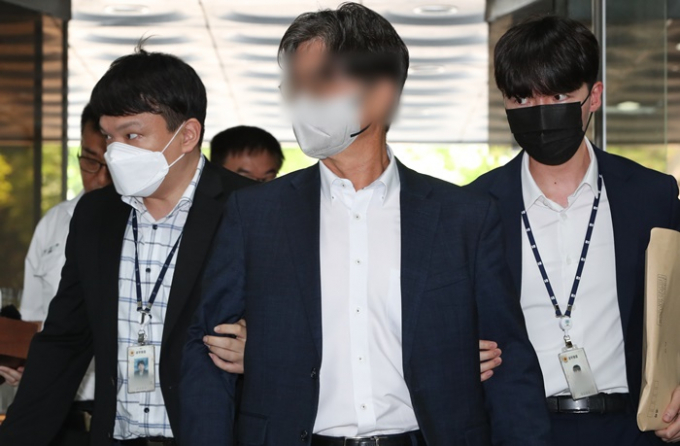 지난 2021년 더불어민주당 전당대회 당시 이른바 '돈 봉투 살포 의혹'과 관련해 자금 관리 총책으로 지목된 송영길 전 당 대표의 전직 보좌관 박용수씨의 구속이 연장됐다. 사진은 지난 3일 박씨가 서울중앙지방법원에서 열린 구속 전 피의자심문(영장실질심사)에 출석하는 모습. /사진=뉴스1