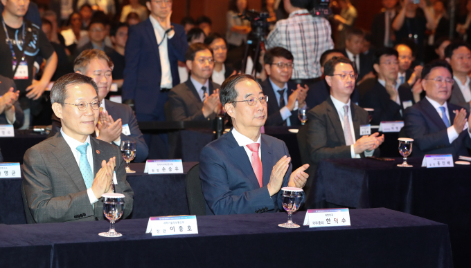 12일 한덕수 국무총리가 서울 중구 롯데호텔에서 열린 '제12회 정보보호의 날 기념식' 축사를 통해 사이버 안보의 역량 강화를 강조했다. 사진은 12일 기념식에 참석해 박수를 치고 있는 한 총리. /사진=뉴스1