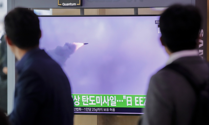 북한이 동해상으로 탄도미사일을 발사했다. 사진은 지난 4월13일 서울역 대합실에서 시민들이 북한 탄도미사일 발사 관련 뉴스를 시청하는 모습. /사진=뉴스1