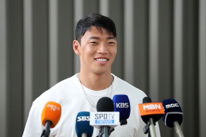 황희찬이 최근 빅클럽 이적 소식이 전해진 이강인과 김민재를 향해 반가움을 드러냈다. 사진은 12일 오전 소속팀 훈련 합류 차 인천공항을 통해 출국하기 앞서 취재진과 인터뷰 중인 황희찬. /사진=뉴스1
