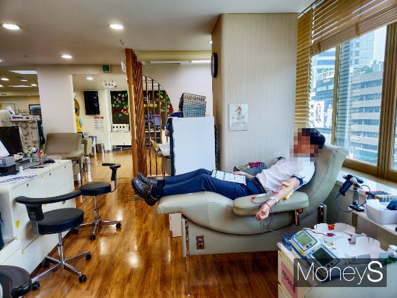 김선규(59세·남)씨가 지난 6월29일 헌혈의집 강남센터에서 헌혈을 하고 있다. /사진=최영찬 기자