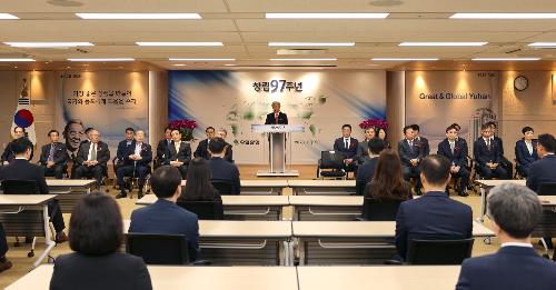 유한양행이 창립 100주년을 향해 달려가고 있다. 조욱제 유한양행 대표가 지난 6월20일 서울 동작구 유한양행 본사에서 열린 창립 97주년 기념식에서 인사말을 하고 있다. /사진=유한양행
