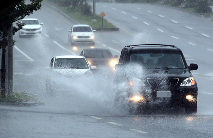 최근 폭우가 내리면서 자동차 관리에 대한 중요성이 커졌다. 사진은 폭우가 내린 제주의 한 도로를 자동차들이 물보라를 일으키며 달리는 모습. /사진=뉴스1