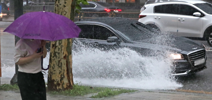 비를 뒤집어 쓴 자동차를 제대로 점검하고 관리 하지 않으면 더 큰 비용이 발생한다. 사진은 폭우가 내린 서울 종로의 한 도로를 지나던 차가 물웅덩이를 지나며 물보라를 일으키던 모습. /사진=뉴스1