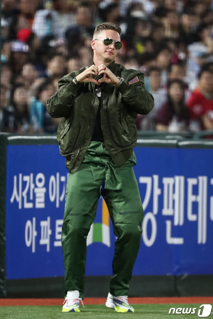 15일 부산 사직야구장에서 열린 프로야구 2023 신한은행 SOL KBO리그 올스타전 경기에서 미군 복장을 한 드림팀 삼성 뷰캐넌이 춤을 추고 있다. 2023.7.15/뉴스1 ⓒ News1 유승관 기자