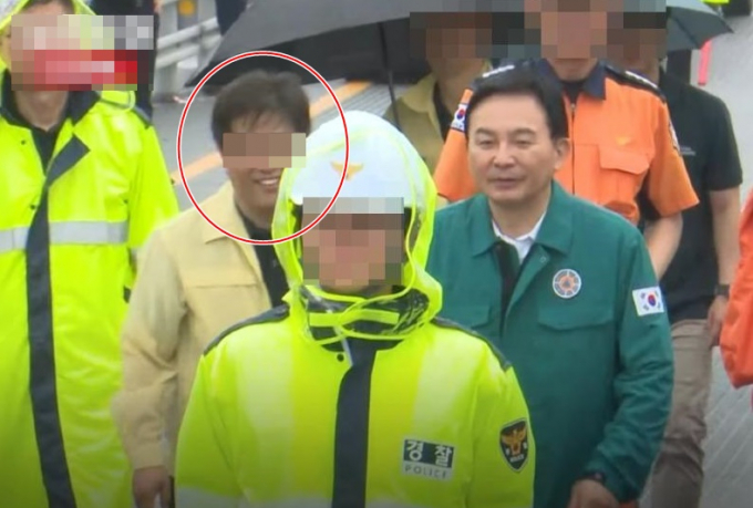 지난 16일 온라인 커뮤니티에는 오송 지하차도 참사 현장을 둘러보기 위해 나온 원희룡 국토교통부 장관을 맞이하는 충북도 간부가 90도로 인사하면서 잇몸을 드러내며 웃는 장면을 캡처한 게시물이 게재됐다. /사진=온라인 커뮤니티