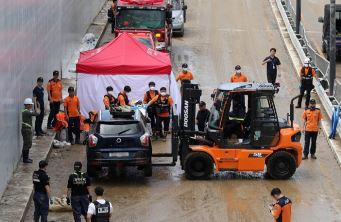 충북 청주시 오송 지하차도에서 차량 16대가 물에 잠기는 참사가 발생한 가운데 침수 10여분전 한 운전자가 역주행으로 지하차도를 빠져나오며 다른 차들에 위험을 알린 것으로 전해졌다. 사진은 침수된 충북 청주시 흥덕구 오송읍 궁평2지하차도에서 17일 오전 군 장병들이 침수 차량을 밖으로 옮기는 모습.  /사진=뉴스1
