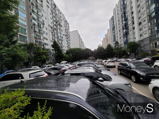  단지 내에는 이중·삼중 주차로 전쟁터를 방불케 했다. 이곳에서 만난 주민 김모씨는 "퇴근하고 돌아오면 주차할 곳이 없어 주차장이 아닌 길가에도 차를 세운다"며 "주차 때문에 주민들이 민원을 넣고 있지만 해결책은 사실상 없다"고 말했다./사진=신유진 기자