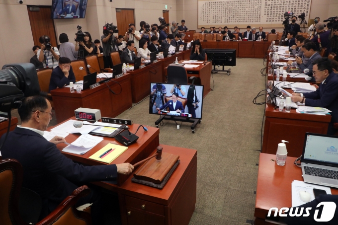 김도읍 국회 법사위원장이 17일 오후 서울 여의도 국회에서 열린 법제사법위원회 전체회의에서 의사봉을 두드리고 있다. 2023.7.17/뉴스1 ⓒ News1 황기선 기자