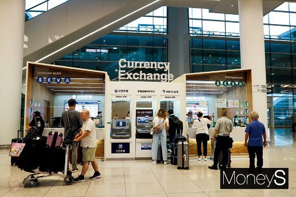 인천공항 제2터미널 신한은행과 하나은행 환전소에 여행객들이 환전을 하고 있다./사진=이남의 기자