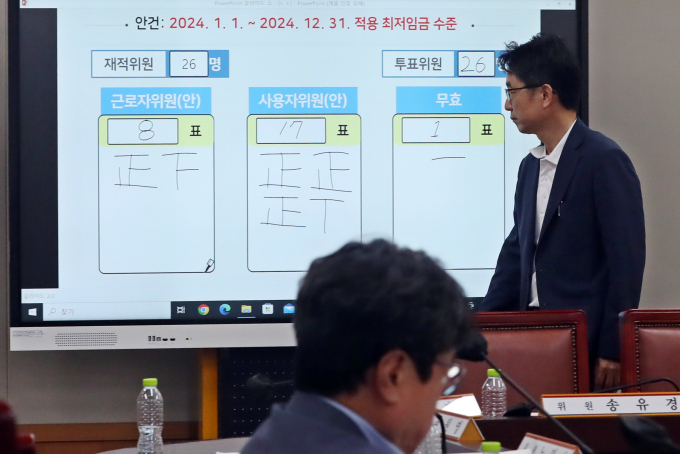 박준식 최저임금위원회 위원장이 19일 오전 세종시 정부세종청사 최저임금위원회 회의실에서 열린 제15차 전원회의를 마친 뒤 9860원으로 결정된 2024년도 최저임금 투표 전광판을 바라보고 있다. / 사진=뉴스1 김기남 기자 