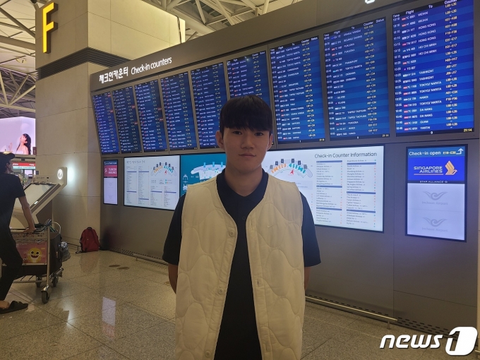 셀틱 입단을 앞둔 양현준이 출국전 사진 촬영을 하고 있다. ⓒ 뉴스1 김도용 기자