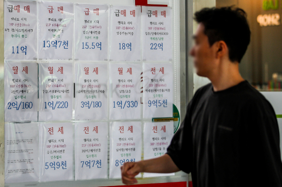 21일 하나금융연구소가 전일 발표한 '전세제도 변화에 따른 시장 영향 가능성 점검' 보고서에 따르면 현재 한국에서 시행되고 있는 전세 제도는 임차인의 주거비를 절약하고 임대인에게 투자금을 조달해줄 수 있다는 장점을 지니고 있으나 임차인 입장에서는 신용도가 높지 않은 개인에게 별도의 안전장치 없이 돈을 지급하는 것이기에 미상환 리스크에 노출될 가능성이 높은 것으로 드러났다./사진=뉴시스