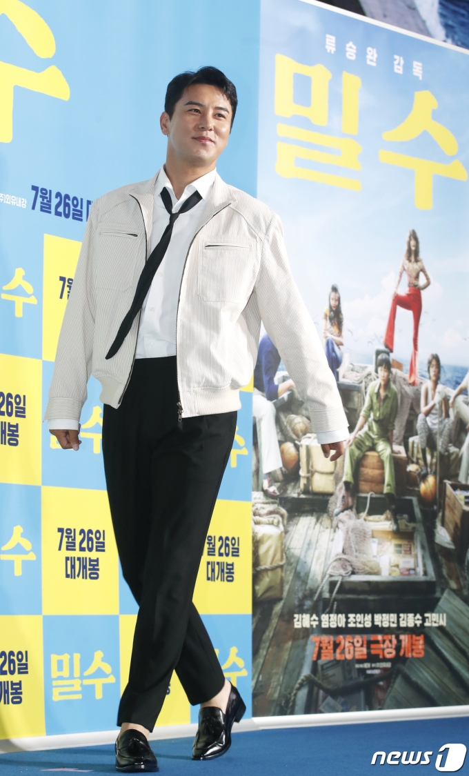 [사진] 장민호, 영화관에서 화보를