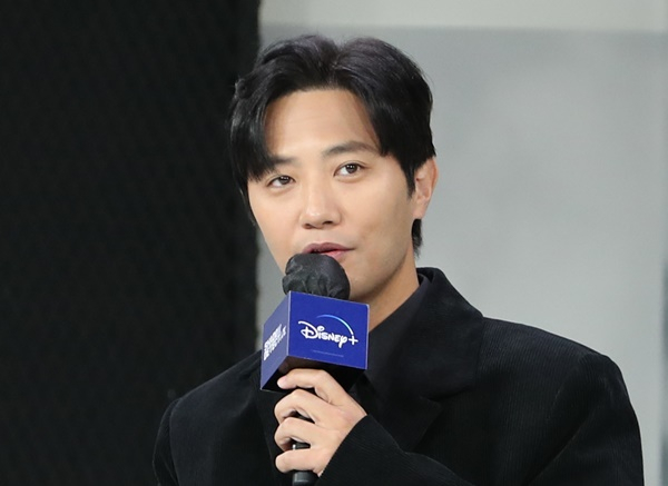 배우 진구가 최근 논란이 되고 있는 맘카페 상품권 사기 피의자와의 친분 의혹을 부인했다. 사진은 지난해 10월 서울 강남구 그랜드 인터컨티넨탈 서울 파르나스에서 열린 디즈니+ 오리지널 시리즈 '형사록' 제작발표회에 참석한 배우 진구. /사진=뉴스1