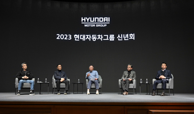 정의선 현대차그룹 회장(가운데)이 직원들에게 사업 방향성 및 비전을 공유했다. 오른쪽부터 기아 송호성 사장, 장재훈 현대차 사장. 맨 왼쪽이 송창현 Taas 본부장.  /사진제공=현대차그룹