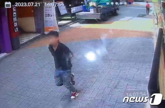 21일 오후 2시7분쯤 서울 관악구 신림동 인근 칼부림 사건 범인이 도주하고 있는 장면이 녹화된 골목 폐쇄회로(CC)TV 영상 캡처. (독자제공) 2023.7.21/뉴스1 ⓒ News1 홍유진 기자