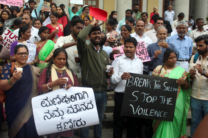 벵갈루루의 동부 마니푸르 주에서 두 부족 여성의 성폭행에 항의하는 사람들./사진=로이터 