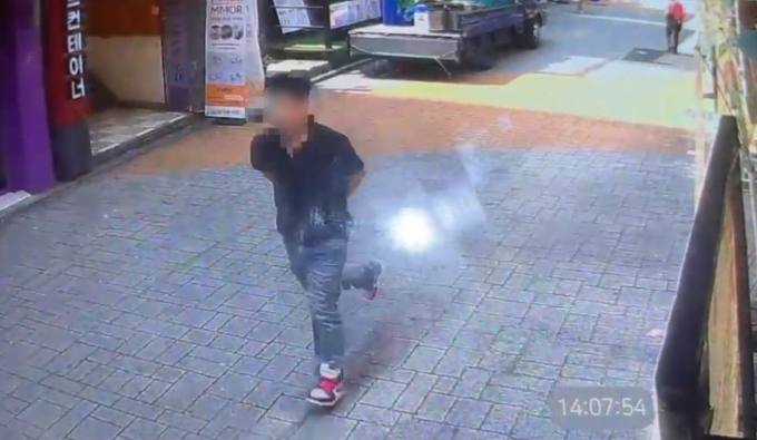 21일 오후 2시7분쯤 서울 관악구 신림동 인근 칼부림 사건 범인이 도주하고 있는 장면이 녹화된 골목 폐쇄(CC)회로 영상캡쳐./사진=뉴스1