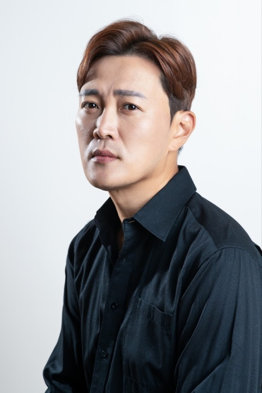 강한 소나기가 내리자 서울 종로구 광화문광장에서 관광객들이 비를 피하고 있다./사진=뉴스1  
