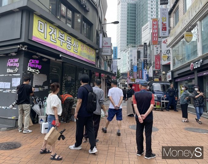 추모 공간은 오는 27일 목요일 오후까지 운영된다. 사진은 추모 공간을 찾은 시민들. /사진=정유진 기자