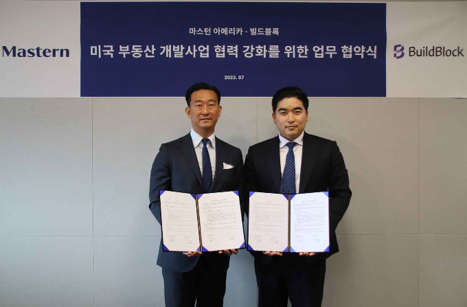 마스턴투자운용이 26일 "미국의 현지법인 빌드블록(BuildBlock)과 대형 상업용 부동산 개발 사업 확장을 위한 전략적 제휴(MOU)를 맺었다"고 밝혔다.사진은 오진석 마스턴아메리카 대표이사(왼쪽)와 정지원 빌드블록 대표이사. /사진=마스턴투자운용 제공