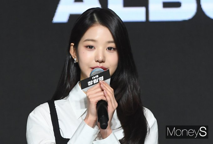 그룹 아이브(IVE) 장원영의 행동을 두고 온라인상에서 갑론을박이 일고 있다. 사진은 지난 4월 서울 영등포구 여의도동 콘래드서울에서 열린 첫 번째 정규 앨범 '아이해브 아이브(I've IVE)' 발매 기자간담회에 참석한 걸그룹 아이브 멤버 장원영. /사진=장동규 기자