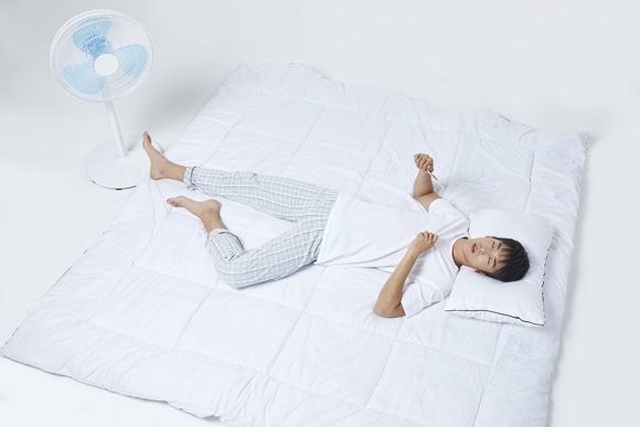 열대야를 극복하려면 가능한 체온을 낮추고 에어컨을 가동할 경우 잦은 환기를 해야 한다. 사진은 기사와 직접적인 관련 없음. /사진=이미지투데이