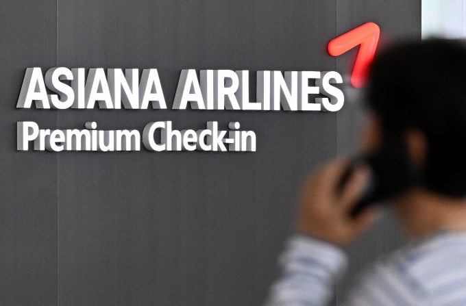 아시아나항공 조종사 노조가 단체 행동을 멈출 지 주목된다. 사진은 인천공항 제1터미널 내 아시아나항공 프리미엄 체크인 카운터. /사진=뉴스1