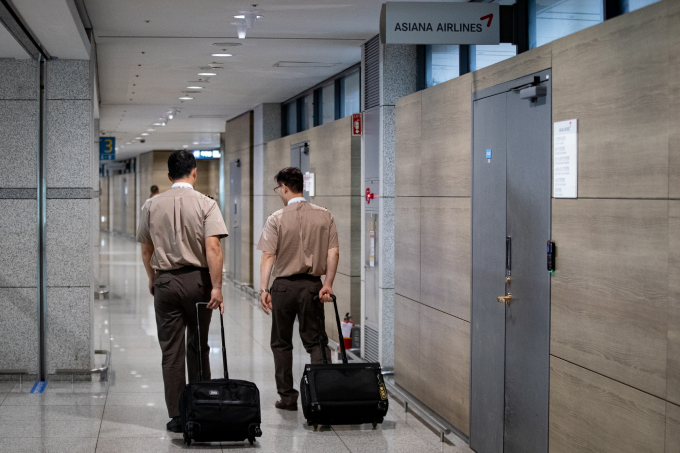 아시아나항공 조종사 노조의 단체 행동에 고객들이 큰 불편을 겪었다. 사진은 인천공항 1터미널에 위치한 아시아나항공 사무실로 들어서는 조종사. /사진=뉴스1