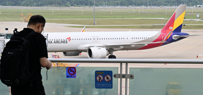 아시아나항공 조종사 노조의 행보에 관심이 쏠린다. 사진은 인천공항에서 이륙 대기 중인 아시아나항공 여객기. /사진=뉴스1