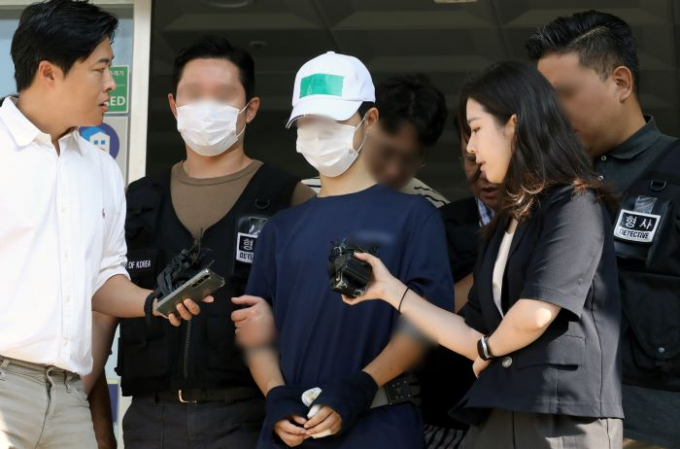 법원의 접근금지 명령을 어기고 옛 연인을 찾아가 흉기로 살해한 뒤 자해를 시도한 30대 남성 A씨가 검찰에 송치됐다. 사진은 A씨가 28일 오전 검찰 송치를 위해 인천 논현경찰서를 나서는 모습. /사진=뉴스1