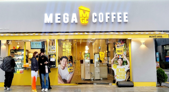 메가커피가 카카오톡 선물하기와 달리 토스 브랜드콘에서 선전하고 있다. 사진은 메가커피 매장. /사진=메가커피