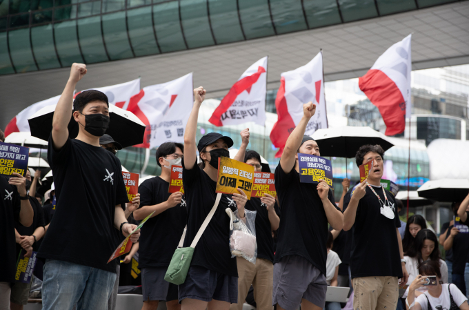 전국화학섬유식품산업노동조합 카카오지회 크루유니언 조합원들이 지난 26일 오후 경기 성남시 분당구 카카오 판교아지트 앞에서 열린 ‘무책임 경영 규탄·고용 불안 해소’ 위한 카카오 공동체 1차 행동에서 손 피켓을 들고 구호를 외치고 있다. /사진=뉴스1