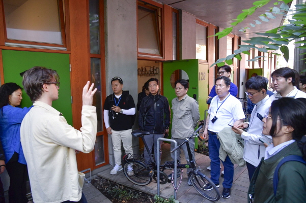 강기정 광주광역시장과 김병내 남구청장, 박병규 광산구청장 등 광주시대표단이 30일(현지시간) 오전 스웨덴 남부항구도시 말뫼에 위치한 세계 최초의 자전거 호텔 쉬켈후세트(Cykelllhuset)를 방문해 호텔 관리인 오쉬안 칼슨의 안내로 호텔을 둘러보고 있다./사진=광주시 