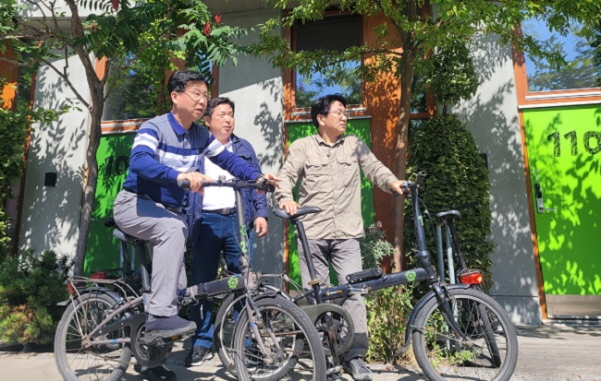 강기정 광주광역시장이 박병규 광산청장 , 김병내 남구청장과 함께 말뫼의 무인 공유자건거 시스템인 '말뫼바이바이크'를 체험하고 있다./사진=광주 광산구청