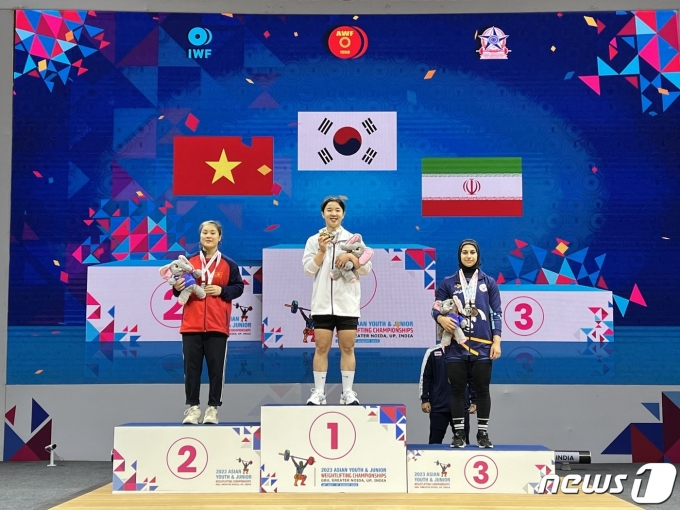 한지혜(가운데)가 1일(한국시간) 열린 2023 아시아주니어역도선수권에서 합계 금메달을 차지한 뒤 시상대에서 기념 촬영을 하고 있다. (대한역도연맹 제공)