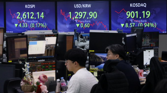 국내연구진의 상온 초전도체 개발 소식에 초전도체 관련주가 줄줄이 상승하고 있다. 사진은 3일 서울 중구 하나은행 딜링룸. /사진=뉴시스