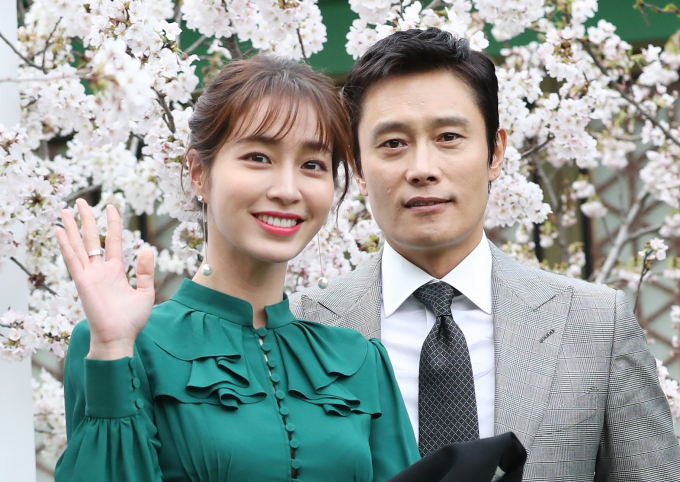 배우 이병헌, 이민정 부부가 두 아이의 부모가 된다. 사진은 지난 2019년 서울 중구 장충동 신라호텔에서 열린 이정현 결혼식에 참석한 배우 이병헌, 이민정 부부. /사진=뉴스1 