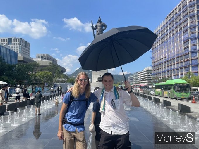 서울을 여행중인 외국인 관광객들은 모두 한국의 여름이 너무 덥다고 입을 모았다. 사진은 광화문광장에서 만난 네덜란드 관광객. /사진=정유진 기자