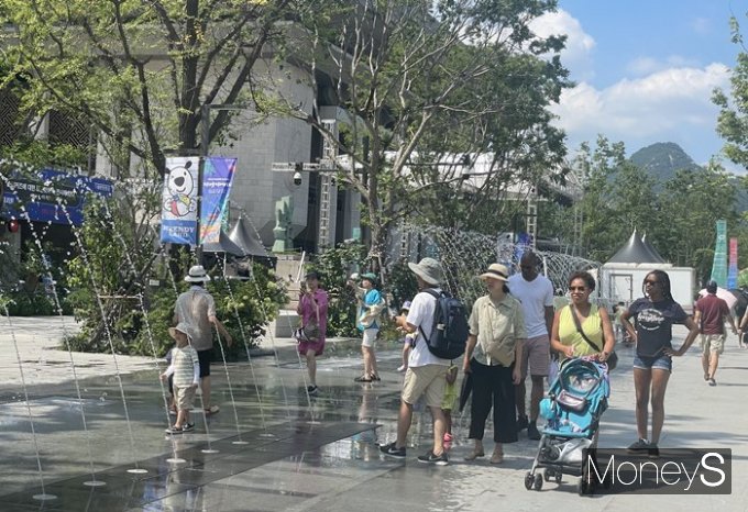 광화문에서 만난 외국인 관광객들은 한국의 여름은 습도가 높아 버티기 힘들다고 토로했다. 사진은 광화문광장에 마련된 분수대 주변을 지나며 더위를 식히는 외국인 관광객들. /사진=정유진 기자