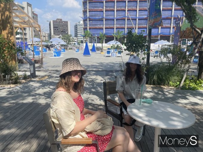 더위에 지친 외국인 관광객들은 그늘 밑에서 휴식을 취하거나 얼음 음료로 땀을 식힌다. 사진은 광화문광장 인근 그늘에서 휴식을 취하고 있는 폴란드 관광객들. /사진=정유진 기자