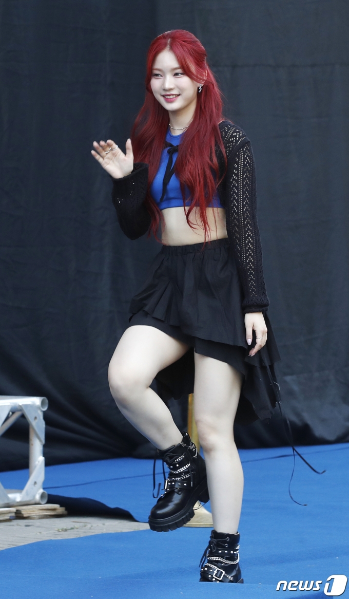 [사진] 스테이씨 아이사, 사랑스러운 발걸음