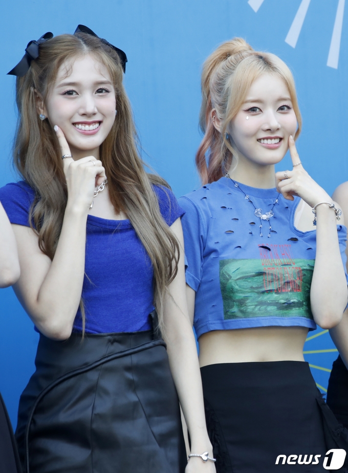 [사진] 스테이씨 재이·시은, 볼 콕 애교